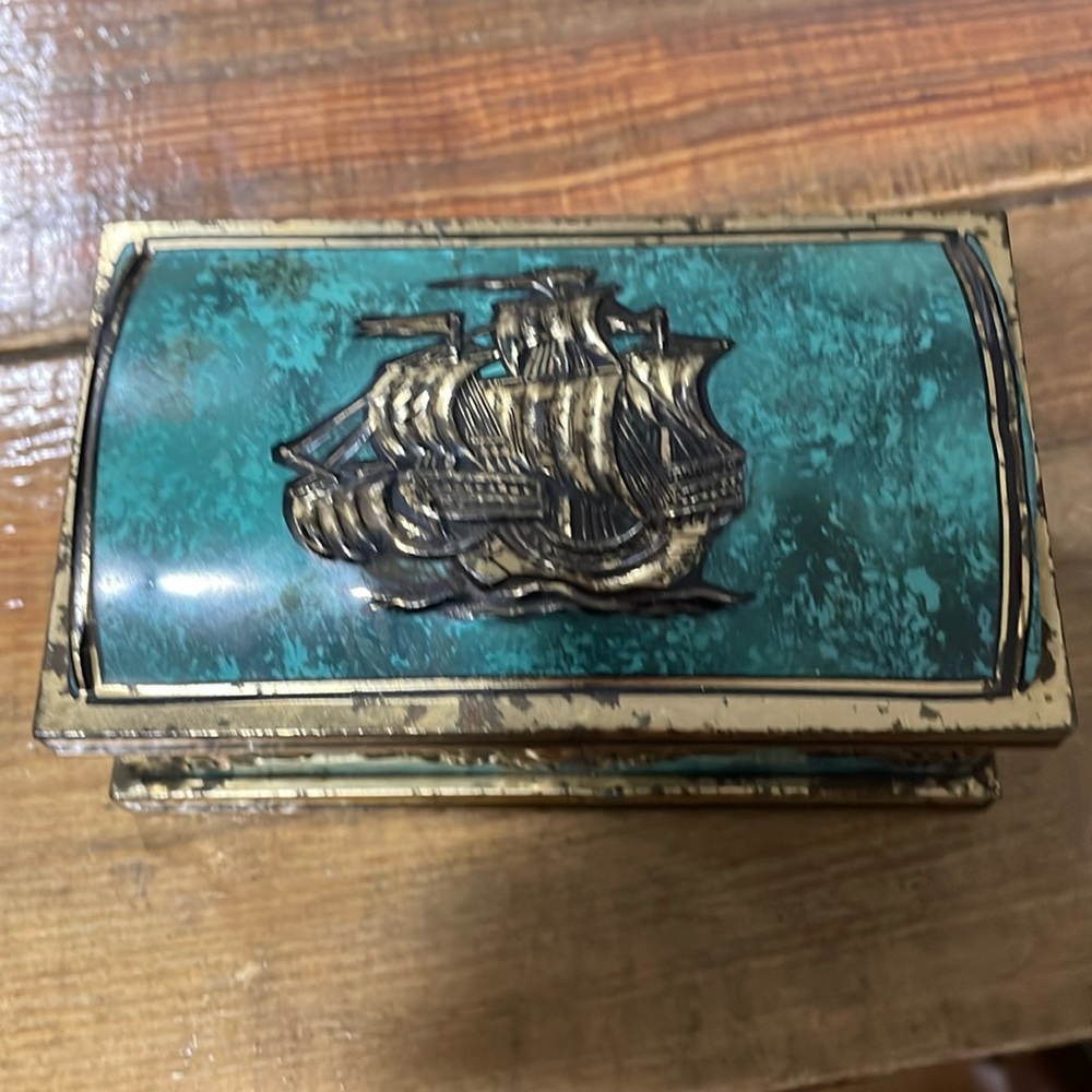 Vintage ship/Boat tin